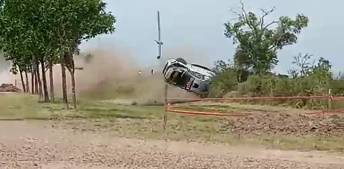 VIDEO: volcó a toda velocidad y terminó adentro de un campo en Entre Ríos