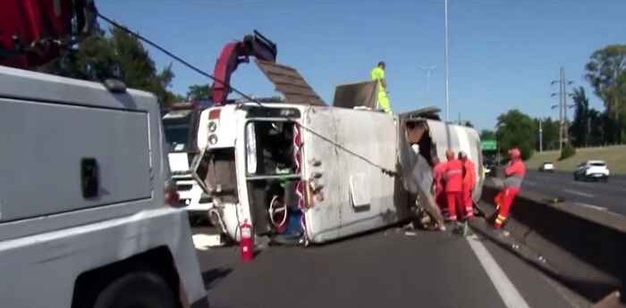 Nuevo accidente en la Panamericana: volcó un micro que transportaba caballos al Hipódromo de San Isidro