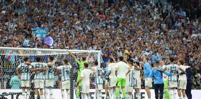 Los pilotos mostraron su alegría por el pase de Argentina a la final del Mundial de Qatar 2022