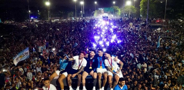 VIDEO: la multitud que recibió a la Selección Argentina en altas horas de la madrugada