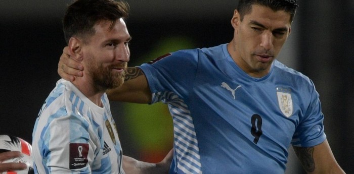 Luis Suárez aterrizó en Argentina para visitar a Messi y define su futuro