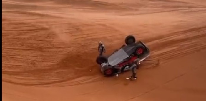 Dakar: Carlos Sainz volcó con el Audi, lo trasladaron en helicóptero, pero se volvió