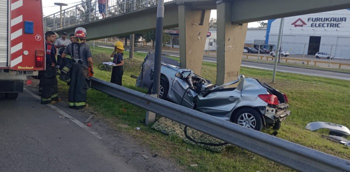 Tragedia en la ruta 2: un auto chocó contra un puente peatonal y murieron dos personas