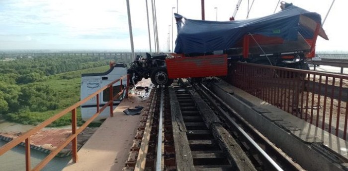 Un camión chocó y quedó colgado del puente Zarate-Brazo Largo