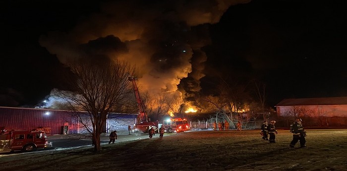 Accidente en Estados Unidos: un tren descarriló y provocó un fuerte incendio