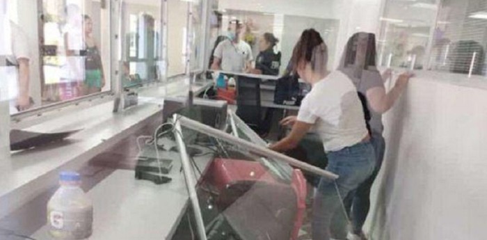 Violencia en José C. Paz: un grupo de personas destrozó la guardia del Hospital Mercante