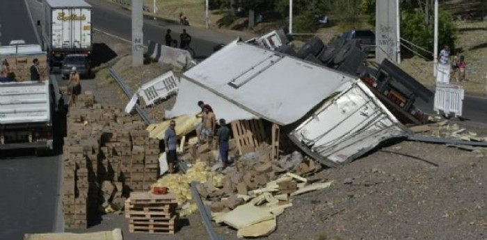 Video: un camión que transportaba papas fritas volcó y fue saqueado