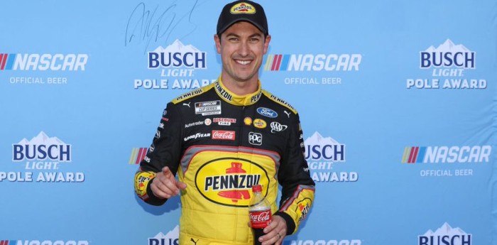 Joey Logano, el Poleman del NASCAR para la Pennzoil 400