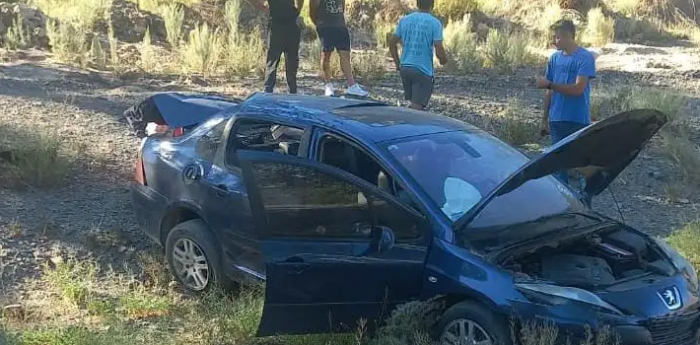 Peligro al volante: un camión volcó en la ruta 7 y embistió un auto familiar