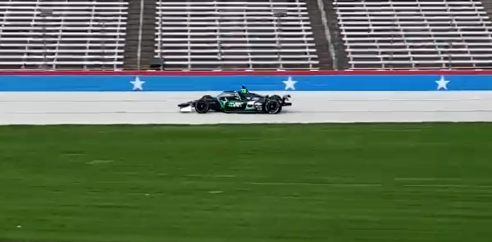 Canapino a fondo con el IndyCar en el óvalo de Texas