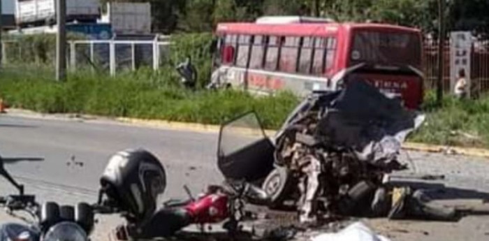 IMÁGENES SENSIBLES: chocó de frente a un colectivo y murió en el acto, hay 9 heridos