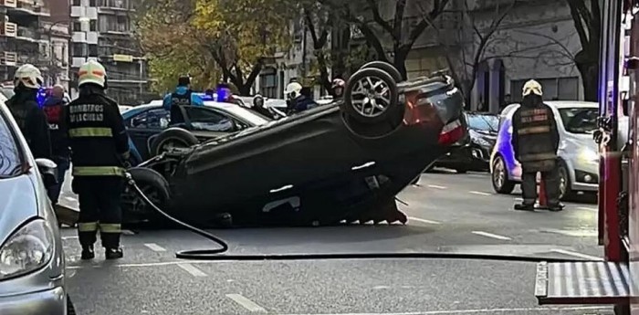 Choque y vuelco en Caballito: el conductor escapó y dejó a su pareja en el auto