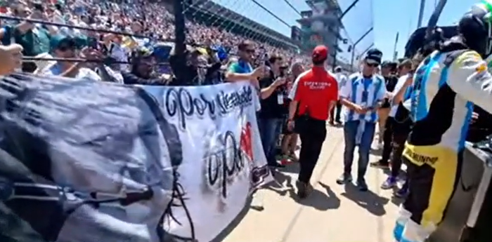 El emotivo momento que vivió Canapino con una bandera que homenajea a su padre