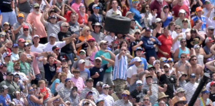 Indy500: la increíble foto de la rueda de Kirkwood volando y la reacción de un argentino