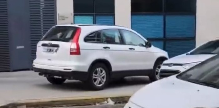 ¡Insólito! Un conductor manejó su camioneta por la vereda