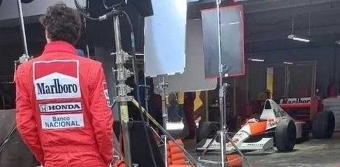 El sorprendente parecido físico del actor que reencarna a Senna en la serie de Netflix