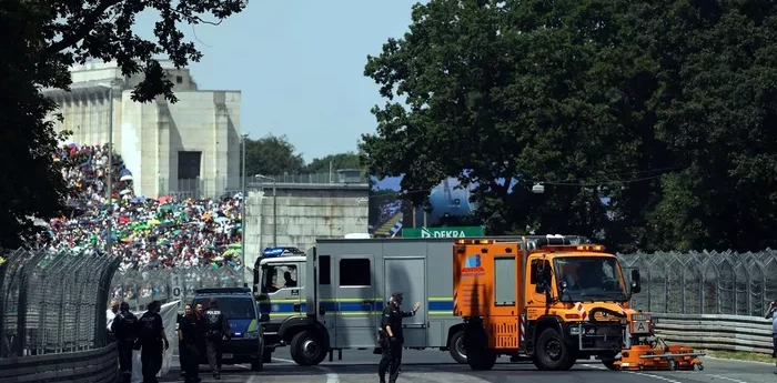 DTM: Activistas invadieron la pista e hirieron a un Oficial