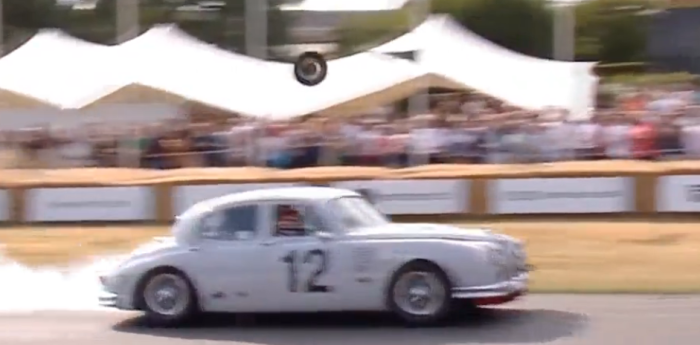 ¡Insólito! Un Jaguar perdió una rueda y golpeó al público en el festival de Goodwood