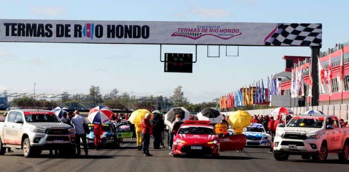 Los pilotos analizan las distintas variantes de la carrera