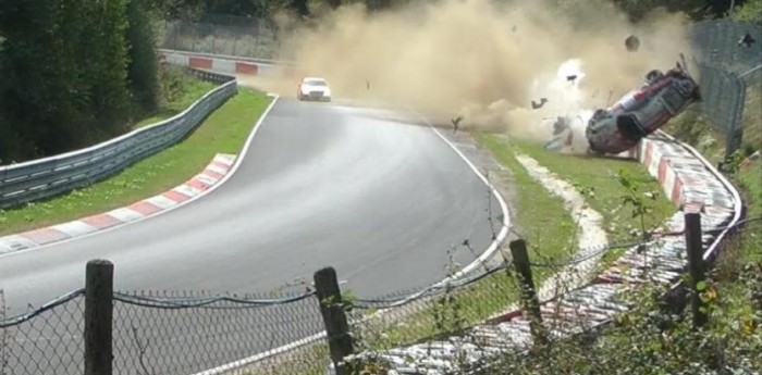 Diez vueltas en el aire en un terrible accidente en Nürburgring