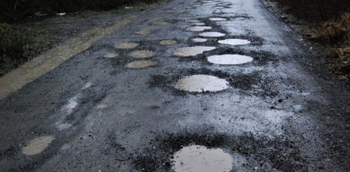 La llamativa solución para los pozos en las rutas