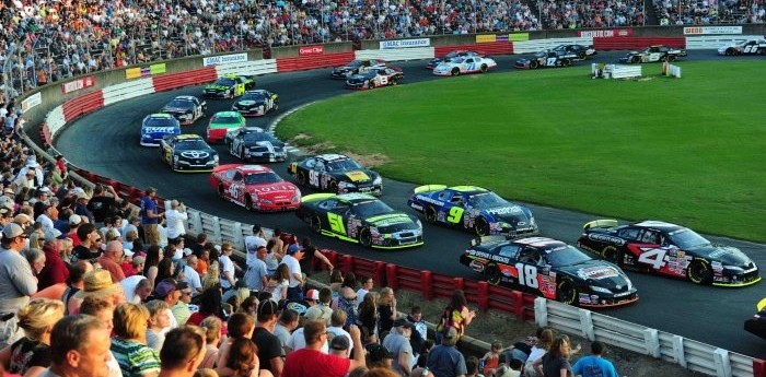 Nascar prueba su nuevo auto en un estadio