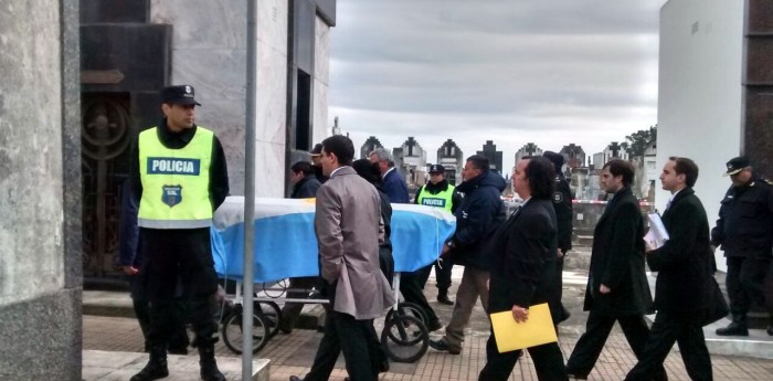 EN BALCARCE EXHUMAN LOS RESTOS DE FANGIO