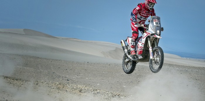 Jonathan Barragán nos da una clase de navegación con el roadbook del Dakar