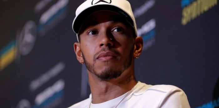 Hamilton subió un video, lo criticaron y tuvo que pedir perdón