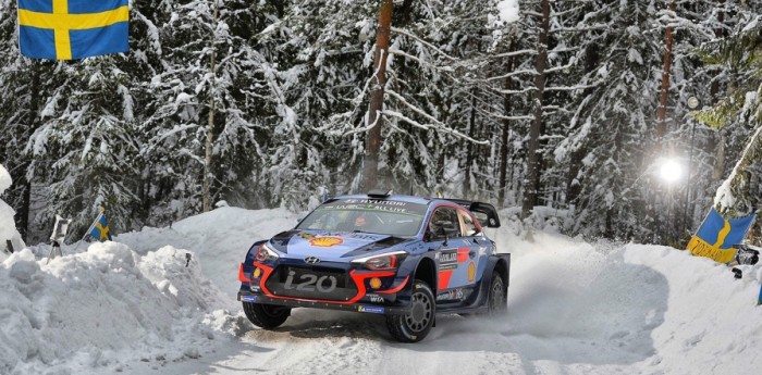 Neuville lidera en Suecia