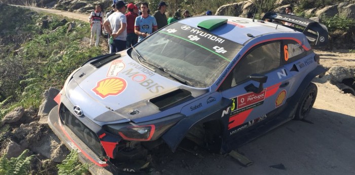 Paddon se pegó cuando lideraba, ahora manda Neuville