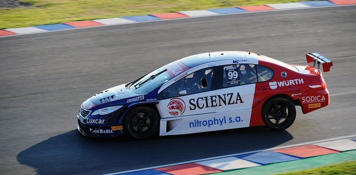 La unión de dos hermanos en un auto de carrera