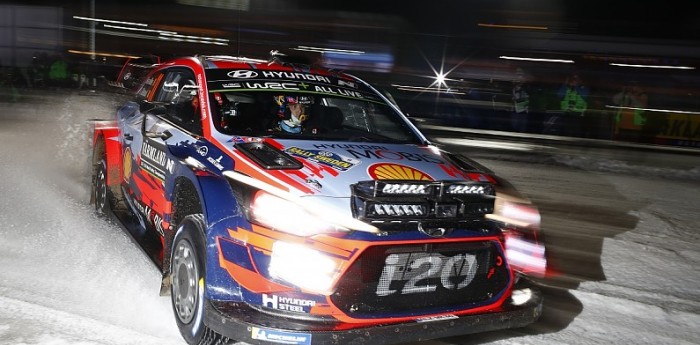 Neuville supera a tres campeones mundiales y lidera en Suecia