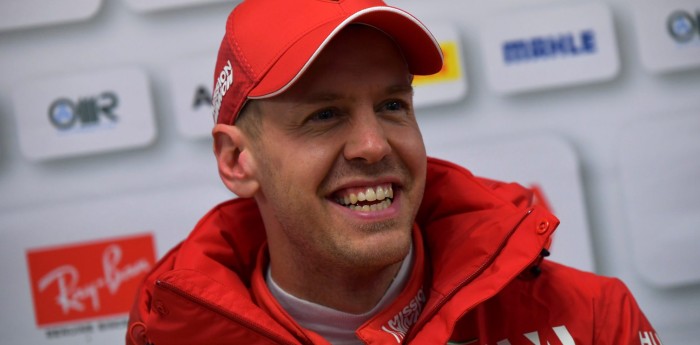 Vettel no baja los brazos