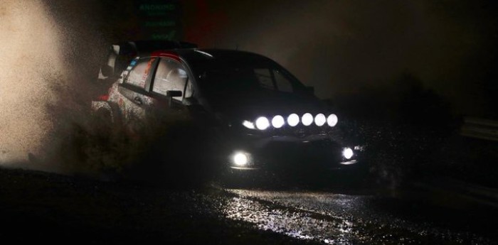 Kris Meeke brilló en la noche galesa